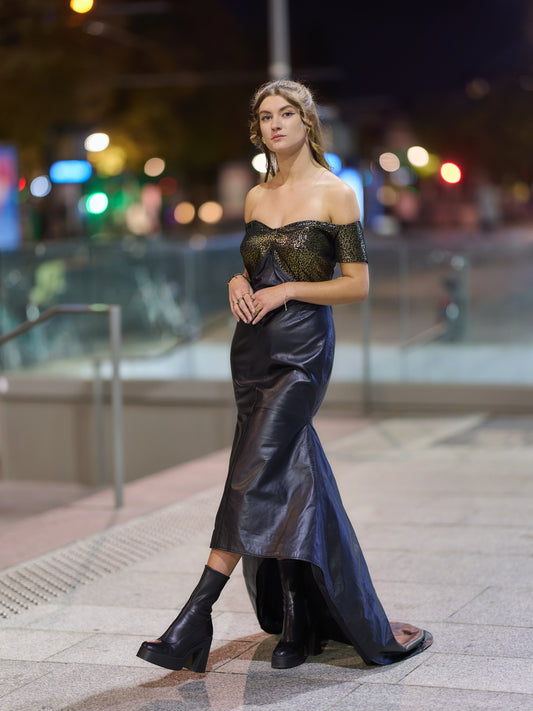 Robe en cuir également